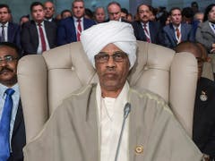 Der Verteidigungsminister Awad Ibn Auf ist nach dem Sturz des sudanesischen Präsidenten Omar al-Baschir als Chef des neuen Militärrats vereidigt worden. (Bild: KEYSTONE/AP AFP/FETHI BELAID)