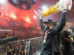Nach dem Titelgewinn des SC Bern 2017 in Zug lässt sich Captain Martin Plüss nach der Rückkehr in die Hauptstadt von den Fans in der PostFinance-Arena feiern (Bild: Keystone/LUKAS LEHMANN)