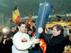Der Captain des SC Bern, Roberto Triulzi (links), erhält am 27. März 1997 den Pokal überreicht. Mit 3:1 Siegen setzte sich Bern damals gegen Zug durch (Bild: Keystone/TISCHLER/LIMINA)