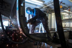 Ein Arbeiter bei der Schweissarbeit. (Bild: Dominik Wunderli, Luzern, 11. April 2019)