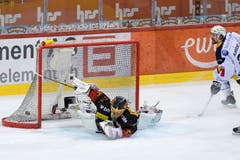 Zugs Yannick-Lennart Albrecht, rechts, schiesst ein Tor (2-1) gegen Bern Goalie Leonardo Genoni, links. (Bild: KEYSTONE/Anthony Anex)