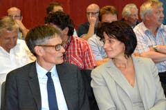 Nationalrat Karl Vogler und die Sarner Bürgerin Doris Leuthard diskutieren an der Energietagung in Obwalden über künftige Energie-Strategien. (Bild: Romano Cuonz, 27. August 2015)