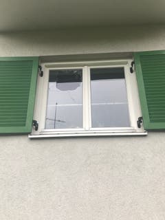 Eine Fensterscheibe wurde von einem Felsbrocken getroffen. (Bilder: Landespolizei Vorarlberg)
