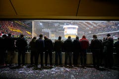 Gute Stimmung in der vollen PostFinance Arena. (Bild: KEYSTONE/Melanie Duchene)