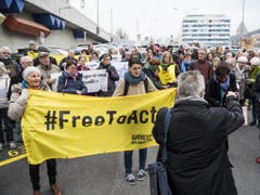 Dutzende Menschenrechtsaktivisten in Neuenburg protestieren gegen eine Bestrafung des Pastors. (Bild: Keystone/JEAN-CHRISTOPHE BOTT)