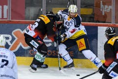 Berns Matthias Bieber, links, und Zugs Miro Zryd, rechts, kämpfen um den Puck. (Bild: KEYSTONE/Anthony Anex)