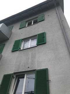 Diese Hausfassade wurde von den Steinen bombardiert.