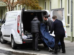 Abtransport der Leiche vor dem Haus im Innsbrucker Stadtteil Wilten, in dem es am Mittwoch zu einem Gewaltverbrechen kam. (Bild: KEYSTONE/APA/APA/LIEBL DANIEL | ZEITUNGSFOTO.AT)