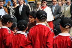 Bundespräsidentin Doris Leuthard besucht mit dem Schweizer Botschafterkorps den Kanton Obwalden. Hier beim Apéro im Forsthof in Giswil. (Bild: Adrian Venetz, 27. August 2010)