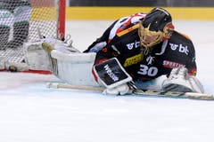 Bern Torhueter Leonardo Genoni kassiert das Tor zum 1:2. (Bild: KEYSTONE/Melanie Duchene)
