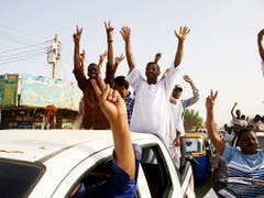 Jubelnd in Richtung Hauptquartier der Armee unterwegs: Sudanesen nach dem Sturz von Omar Al-Baschir in Khartum. (Bild: KEYSTONE/EPA/STR)