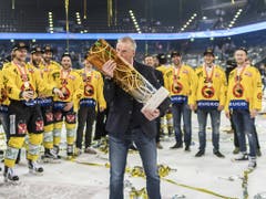 Trainer Kari Jalonen küsst den Meisterpokal und feiert mit seiner Mannschaft im April 2017 den bisher letzten Meistertitel. Auch die zweite Finalserie gegen Zug nach 1997 entschied der SCB für sich - und wieder feierten die Berner im Stadion der Zuger (Bild: Keystone/ENNIO LEANZA)