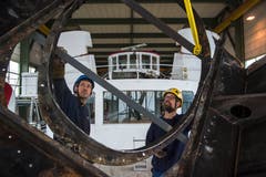 Dennis Eger und Bernhard Arnold betrachten den Kamin-Support. (Bild: Dominik Wunderli, Luzern, 11. April 2019)