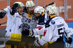 Zugs Yannick-Lennart Albrecht, zweite-links, jubelt nach seinem Tor (2-1) mit Zugs Yannick Zehnder, links, Zugs Fabian Schnyder, zweite-rechts, und Zugs Jesse Zgraggen, rechts. (Bild: KEYSTONE/Anthony Anex)