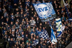Zuger Fans vor die ersten Eishockey Playoff-Finalspiel der National League zwischen dem SC Bern und dem EV Zug in der PostFinance Arena in Bern. (Bild: KEYSTONE/Anthony Anex)