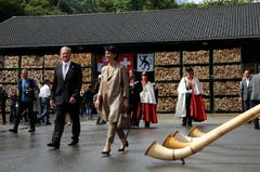 Bundespräsidentin Doris Leuthard und Aussenminister Joseph Deiss besuchen mit dem Schweizer Botschafterkorps den Kanton Obwalden. Hier beim Apéro im Forsthof in Giswil. (Bild: Adrian Venetz, 27. August 2010)