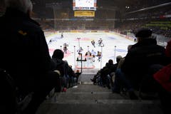 Gute Stimmung in der vollen PostFinance Arena. (Bild: KEYSTONE/Melanie Duchene)
