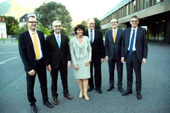 Standpunkte: Doris Leuthard stellt an der Energietagung in Obwalden ihre künftige Energie-Strategien vor. Mit ihr diskutierten (von links) Thomas Baumgartner (CEO EWO), Erich Ettlin (damaliger Ständeratskandidat), Regierungsrat Hans Wallimann, Dominik Rohrer (Moderator) und Nationalrat Karl Vogler. (Bild: Romano Cuonz, 27. August 2015)