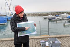 Archäologin Iris Hutter zeigt eine Karte der Fundstelle, die etwa 240 Meter vom Ufer entfernt liegt. (Bild: Donato Caspari)