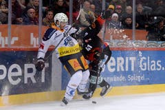 Zugs Carl Klingberg, links, gegen Berns Gregory Sciaroni, kämpfen um den Puck. (Bild: KEYSTONE/Melanie Duchene)