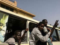 Protestierende feiern in Khartoum, Sudan. (Bild: AP Photo, Sudan, 11. April 2019)