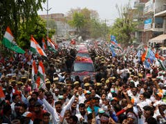 Mammutwahl beginnt: Anhänger der Kongress-Partei begleiten Kongresschefin Sonia Gandhi auf dem Weg zur Registrierung der Nominationspapiere in Rae Bareli, Bundesstaat Uttar Pradesh. (Bild: KEYSTONE/AP/RAJESH KUMAR SINGH)