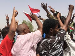 Jubel in Khartum: Sudanesen begrüssen die Absetzung von Machthaber Omar al-Baschir. (Bild: KEYSTONE/AP)