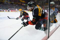 Berns Justin Krüger, links, gegen Zugs Dominik Schlumpf. (Bild: KEYSTONE/Melanie Duchene)