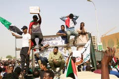 Sudanesen auf dem Weg zum Militär-Hauptgebäude. (Bild: EPA/STR, Sudan, 11. April 2019)