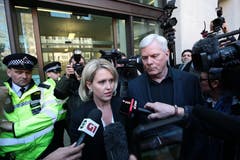 Die Anwältin Jennifer Robinson and Kristinn Hrafnsson, Co-Herausgeber von WikiLeaks stellen sich den Journalisten vor dem Gerichtsgebäude. (Bild: Photo by Jack Taylor/Getty Images)
