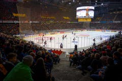 Gute Stimmung in der vollen PostFinance Arena im ersten Eishockey Playoff-Finalspiel in Bern. (Bild: KEYSTONE/Melanie Duchene)