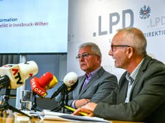 LKA-Leiter Walter Pupp und Harald Baumgartner, Leiter der Fremden- und Grenzpolizei, informierten die Medien über das Gewaltverbrechen mit einem Toten in einer Wohnung im Innsbrucker Stadtteil Wilten in Innsbruck. (Bild: KEYSTONE/APA/APA/ZEITUNGSFOTO.AT/DANIEL LIEBL)