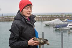 Archäologin Iris Hutter mit einem mittelalterlichen Kochgeschirr, das ebenfalls am Seegrund lag. (Bild: Donato Caspari)