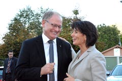 Herzliche Begrüssung an der Energietagung: Regierungsrat Hans Wallimann empfängt Doris Leuthard. (Bild: Romano Cuonz, 27. August 2015)