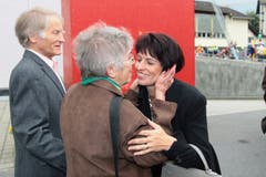 An der Gewerbeausstellung in Kerns: Bundesrätin Doris Leuthard wird von ihrer Tante Trudi und Melk Scheuber-Leuthard begrüsst. (Bild: Roger Zbinden, 12. September 2009)