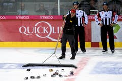 Ein Eismeister putzt das Eis im ersten Eishockey Playoff-Finalspiel der National League in der PostFinance Arena in Bern. (Bild: KEYSTONE/Anthony Anex)