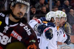 Jubel zum 1:2 bei Zugs Yannick Zehnder, links, und Torschütze Yannick-Lennart Albrecht. (Bild: KEYSTONE/Melanie Duchene)