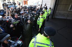 Journalisten und Polizisten vor dem Gerichtsgebäude. (Bild: EPA/ANDY RAIN)