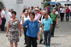 Auf der Bundesratsreise macht Doris Leuthard Halt in Sarnen. Die CVP-Politikerin beim Empfang auf dem Dorfplatz mit der Obwaldner Regierungsrätin Maya Büchi-Kaiser. (Bild: Roger Zbinden, 7. Juli 2017)