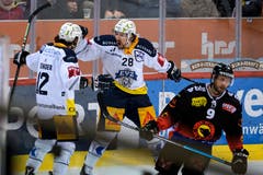Zugs Yannick-Lennart Albrecht, Mitte, jubelt nach seinem Tor (2-1) mit Zugs Yannick Zehnder, links, an der Seite von Berns Jan Mursak, rechts. (Bild: KEYSTONE/Anthony Anex)