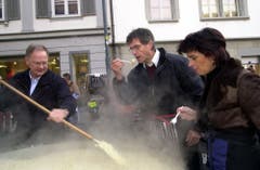 Offener Sonntag in Sarnen mit Risotto-Koch Hans Wallimann, OKB-Direktor Beat Thürig und Doris Leuthard. (Bild Josef Reinhard, 4. Dezember 2005)