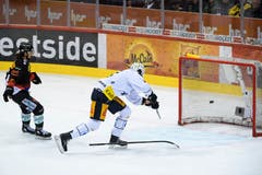 Dieser Schuss von Dennis Everberg ging ins Leere – und führte zum 4:1-Sieg für die Zuger. (Bild: KEYSTONE/Anthony Anex)