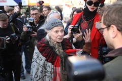 Die Modeikone Vivienne Westwood gesellte sich zu den Pro-Assange Demonstranten vor dem Gerichtsgebäude. (Bild: Photo by Dan Kitwood/Getty Images)