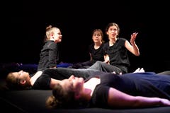 Die Kollegitheatertruppe spielt "Im Zwischen - Solange ich tanze, weiss ich, wer ich bin" nach einem Motiv der Gebrüder Grimm. (Bild: Angel Sanchez, Altdorf, 11. April 2019)