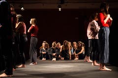 Die Kollegitheatertruppe spielt «Im Zwischen - Solange ich tanze, weiss ich, wer ich bin» nach einem Motiv der Gebrüder Grimm. (Bild: Angel Sanchez, Altdorf, 11. April 2019)