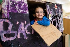 In der «Bäckerei» wartet der kleine Verkäufer auf seine Kunden. (Bild: Philipp Schmidli, Emmen, 11. April 2019)