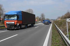 Beteiligt waren ein Lastwagen, ein Lieferwagen und zwei Autos. (Bild: Luzerner Polizei, 12. April 2019)