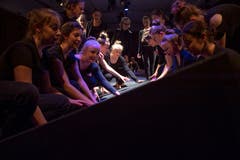 Die Kollegitheatertruppe spielt «Im Zwischen - so lange ich tanze, weiss ich, wer ich bin» nach einem Motiv der Gebrüder Grimm. (Bild: Angel Sanchez, Altdorf, 11. April 2019)