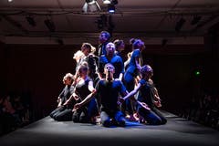 Die Kollegitheatertruppe spielt "Im Zwischen - Solange ich tanze, weiss ich, wer ich bin" nach einem Motiv der Gebrüder Grimm. (Bild: Angel Sanchez, Altdorf, 11. April 2019)