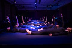 Die Kollegitheatertruppe spielt «Im Zwischen - Solange ich tanze, weiss ich, wer ich bin» nach einem Motiv der Gebrüder Grimm. (Bild: Angel Sanchez, Altdorf, 11. April 2019)